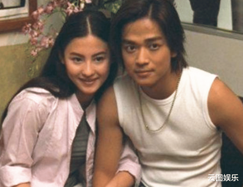 陈晓东|陈晓东跟妻子开玩笑，突然伸手抓住其脖子，对方面露不悦拍打反击