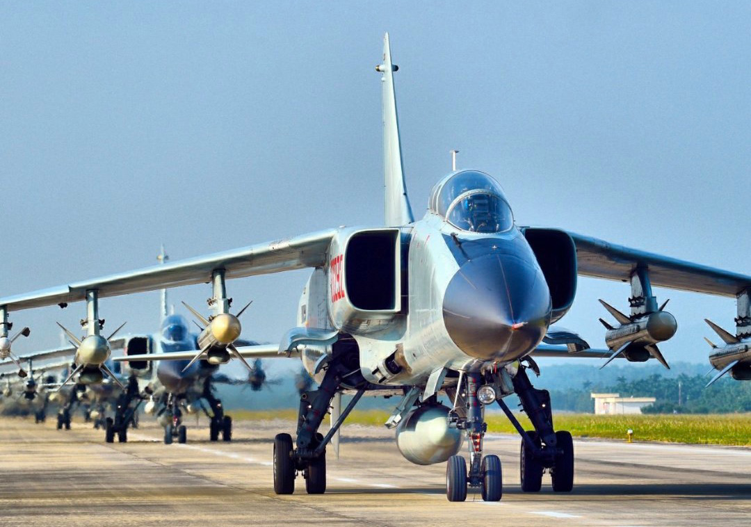 中国海空军远程对海打击的重要手段,歼轰-7a战斗轰炸机是否存在着过时