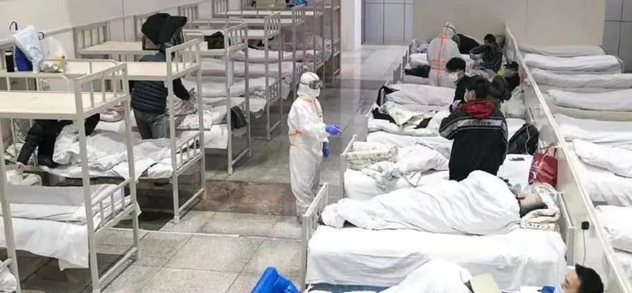 18岁女生怒斥方舱工作人员,挨冻一晚无人问津,官方回应来了