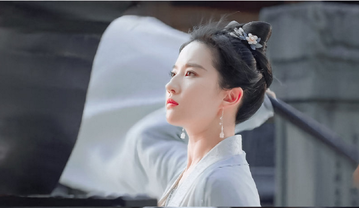 刘亦菲|刘亦菲实火，《初相识》林谷主也想邀请她拍戏，满脸笑意夸奖不止