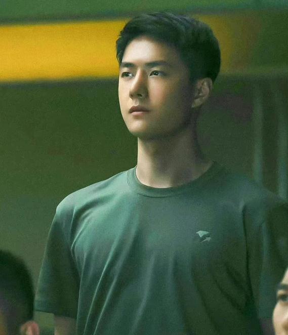 王一博|王一博现身北京,心情沮丧低头走出机场,《长空》撤档他也很难过