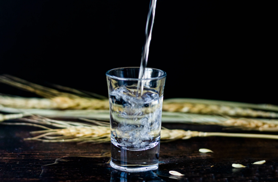 中风|为什么中年人更喜欢喝酱酒？盘点酱酒的健康属性