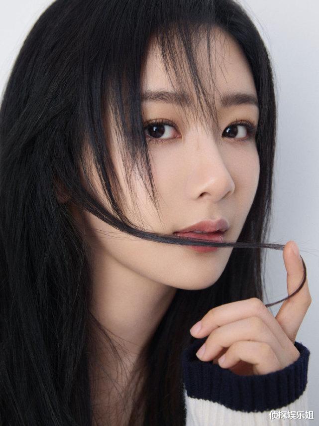 杨紫|杨紫晒30岁庆生照，披秀发灿笑明媚动人，三十而立尽显成熟美