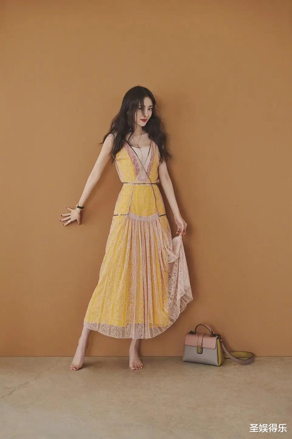 杨幂|土到极致就是“潮”？杨幂为代言真是拼，精神小妹造型遭吐槽