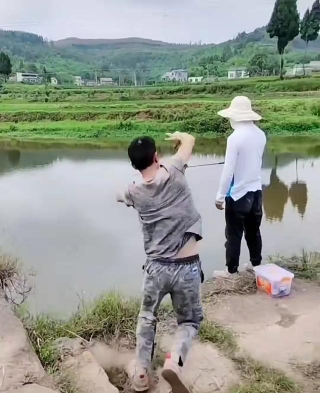 |男子跑到别人家鱼塘钓鱼,被村民直接推进鱼塘,浑身湿透狼狈不堪