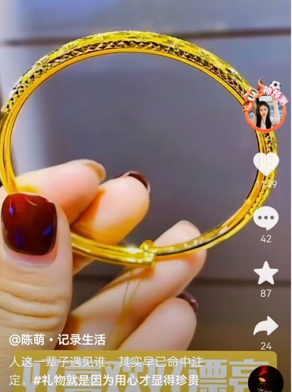 陈萌|大衣哥新儿媳陈萌晒美照，黄金手镯戴在袖子上，被质疑是在炫富