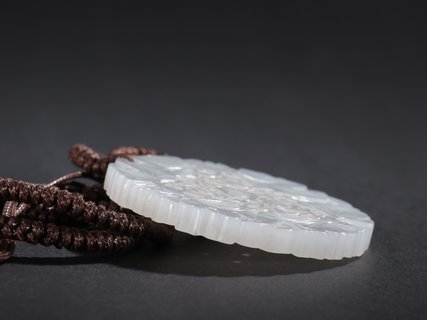 |旧藏-和田玉花蝶图挂牌