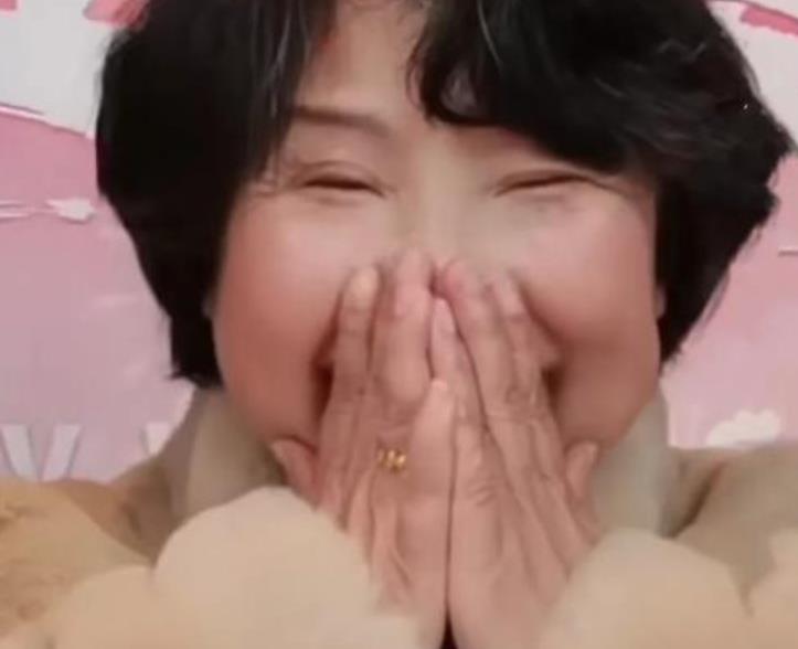 杜新枝|杜新枝开直播再度狡辩，晒住院照后身材发福，网友吐槽伙食不错