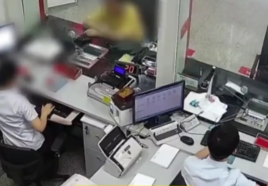 储户称5万存款不翼而飞,存钱时受到营业员蛊惑,疑似监守自盗