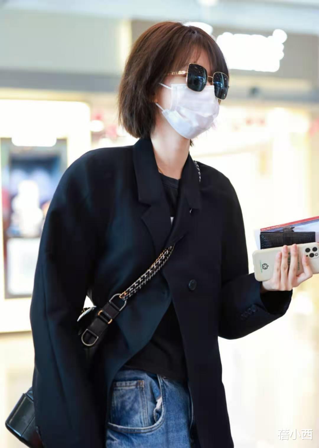 减脂 乔欣终于换了短发,穿“黑色西装”搭破洞牛仔裤,时髦简约又吸睛