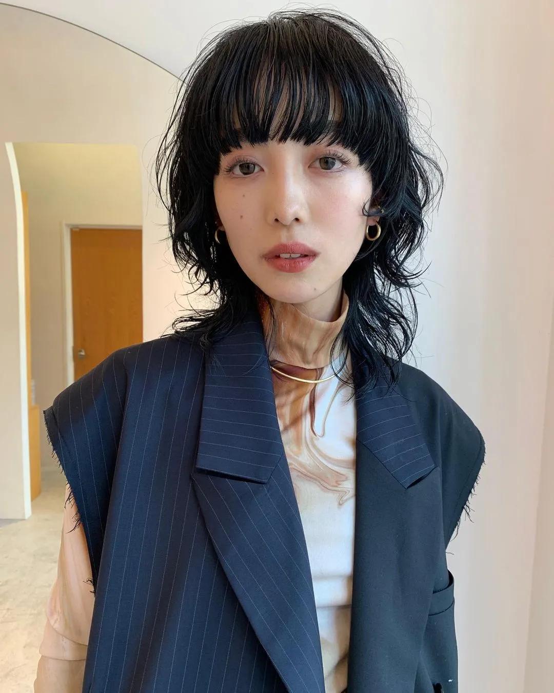发型 35岁左右的女性想烫发，有什么洋气好看又不显老的发型推荐吗？