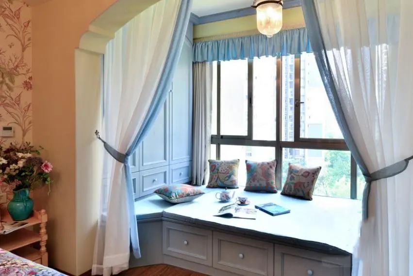 飘窗天天空着，太浪费了！不妨学着这样改成床，客人来了都抢着睡