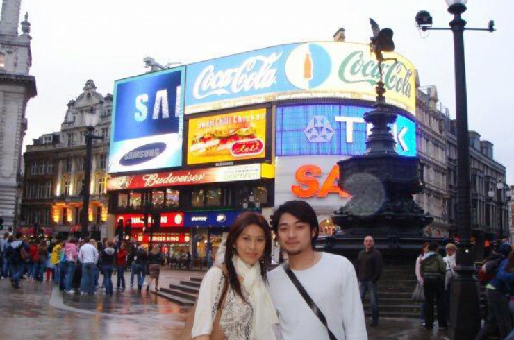 黎淑贤|黎淑贤与老公贴脸庆生！45岁保养似少女，男方一脸络腮胡表情搞怪