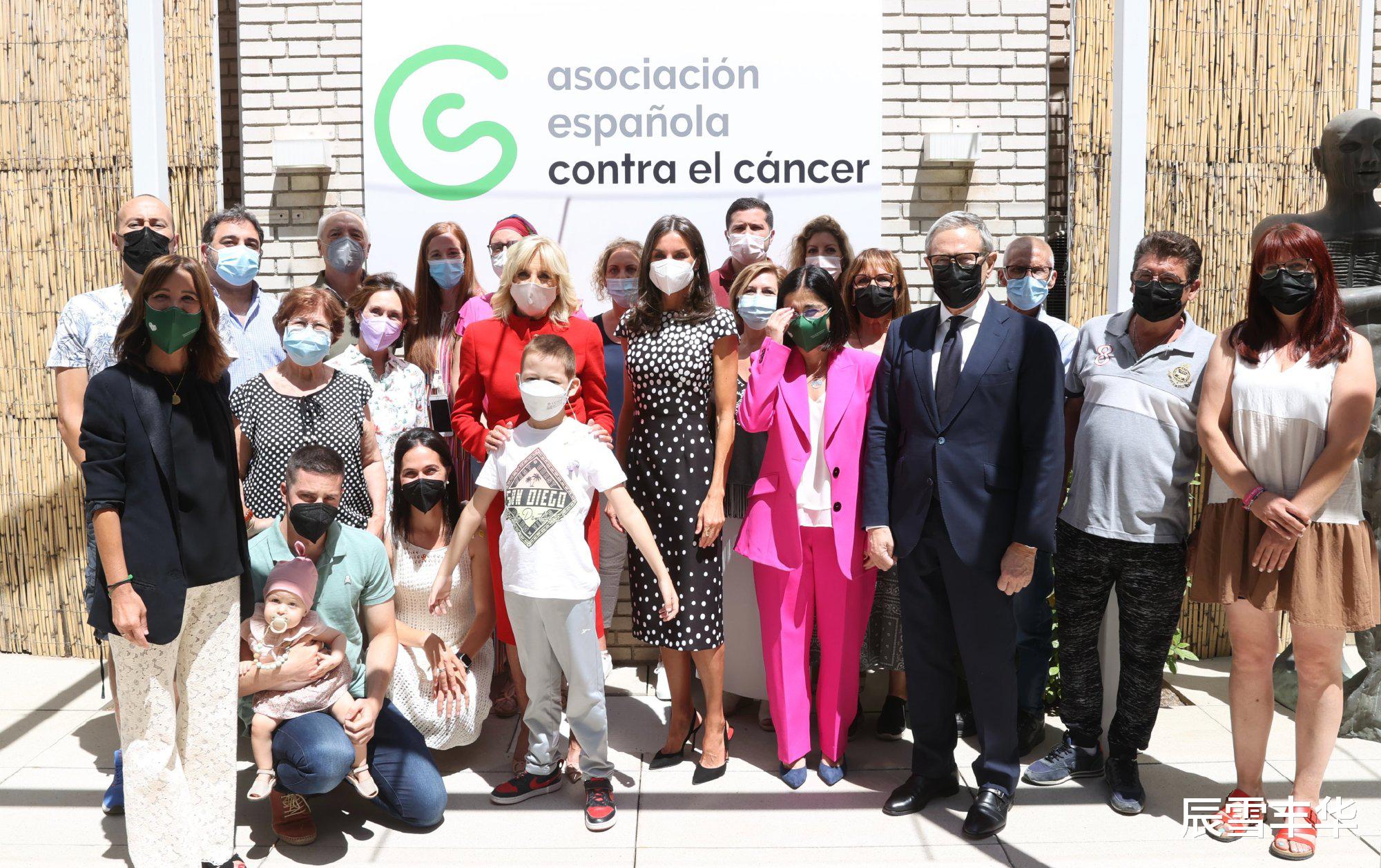 西班牙王后好有眼光，连衣裙用渐变的波点元素做图案，时尚又大气