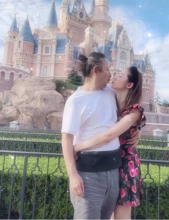 |艺术家三宝罕现身，被小25岁妻子当众索吻显尴尬，女方颜值太抢眼