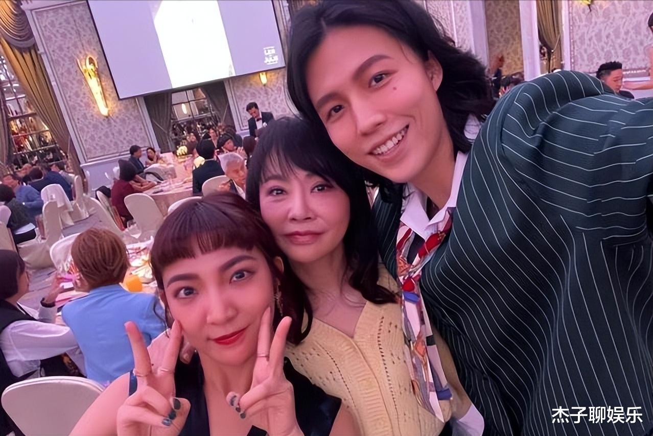 柴智屏|见家长!林瑞阳长子携2婚女友参加婚礼,和准岳母柴智屏贴头拍照