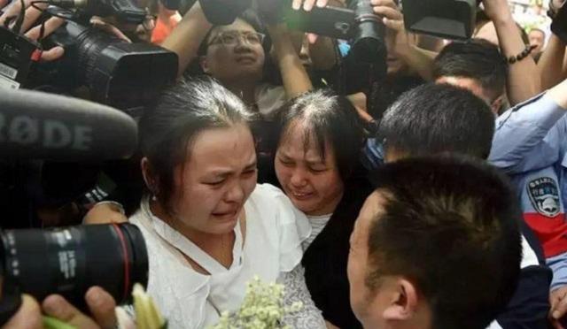 成都夫妻卖水果时3岁女儿被拐,苦寻24年后得知,孩子一直在老家
