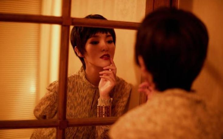 唐嫣|唐嫣罕见挑战短发造型，温柔甜心变时尚辣妹，配烟熏妆差点认不出