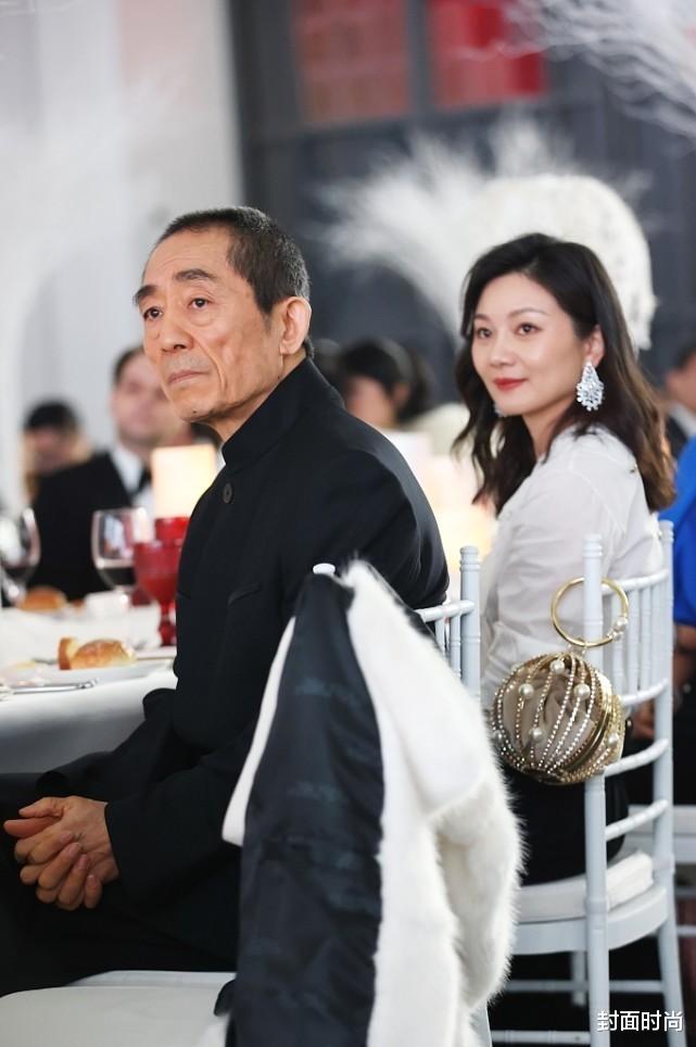 穿衣搭配|陈婷有贤内助的品质，穿白色温柔优雅，和老公张艺谋同框似两代人