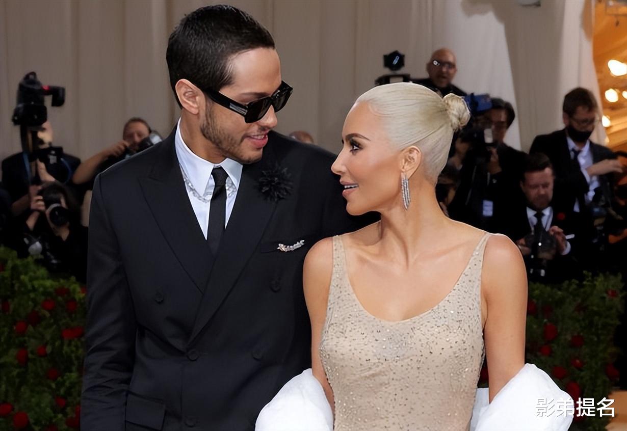 金·卡戴珊|金卡戴珊成功减重20公斤，穿水钻紧身衣炫耀完美身形