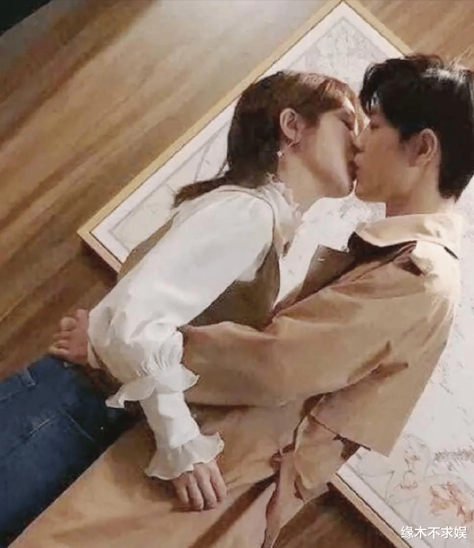 |肖战和杨紫聚餐:摸杨紫头、说悄悄话,团队回应:艺人一直单身