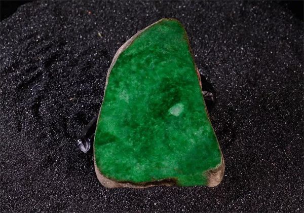 翡翠|同一块翡翠原石起的货,结果却截然不同!看着眼馋!