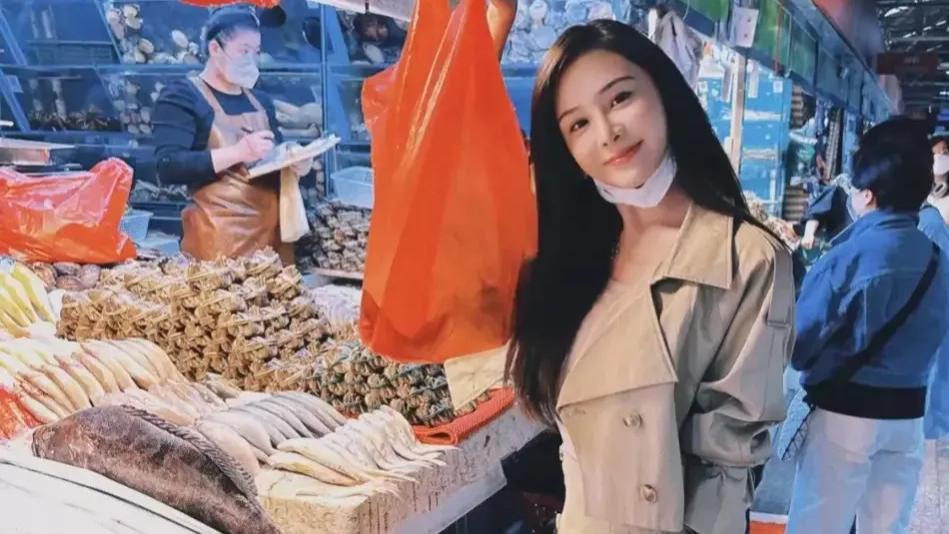 张颖颖|前两天大S和具俊晔又秀了一把恩爱，新女友张颖颖逛菜市场下厨？