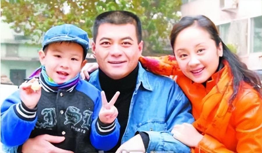 王新军|王新军:与相伴10年的发妻离婚后,转身娶小7岁秦海璐,他怎样了