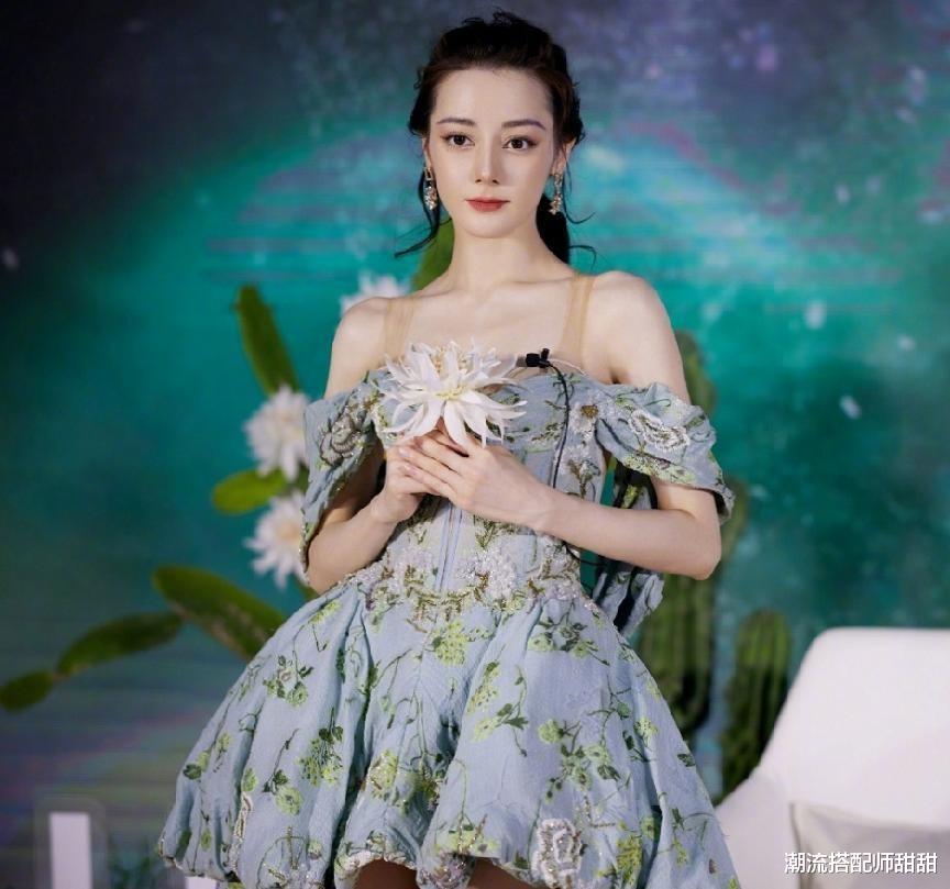 李小萌|迪丽热巴的身材优越性真强,直播截图比精修还美,骨头痕迹太明显