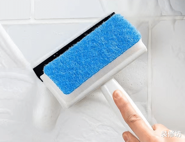 玻璃用清水擦比不擦还脏？试试保洁阿姨这招，干净透亮不粘灰