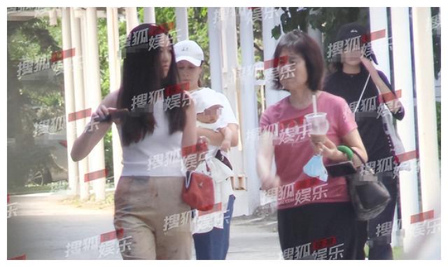 李嫣|16岁李嫣外国街头太大胆，穿透视装露黑色胸衣，眼睛下垂超像爸