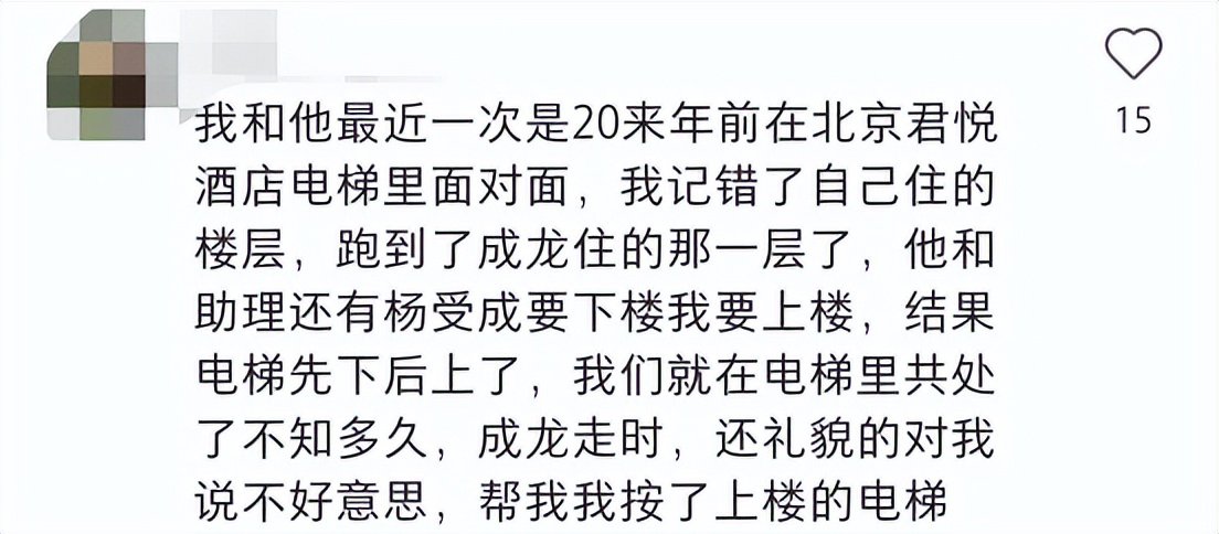 成龙|成龙独自逛超市太悠闲，手臂肌肉紧实明显，踩购物车滑行玩心大发