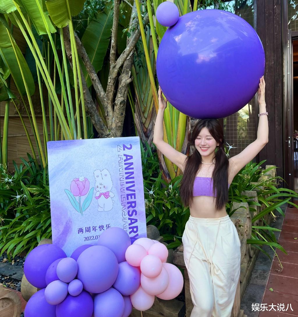 赵露思|赵露思酒店聚餐真敢穿，巴掌大裹胸身材凹凸有致，腹肌马甲线清晰可见