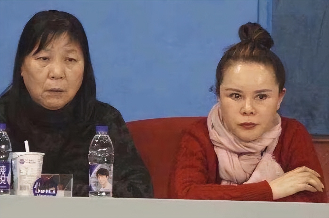 孙俪|孙俪妈妈真会穿,大红毛衣配粉围巾洋气减龄,60岁脸部紧致无赘肉