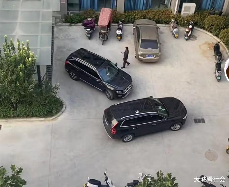 河南一男子碰到乱停车,对方电话打不通很气,在那边一直按喇叭