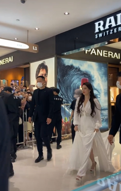 刘亦菲|刘亦菲参加活动人气高,脚踩恨天高被粉丝包围,生图颜值像仙女