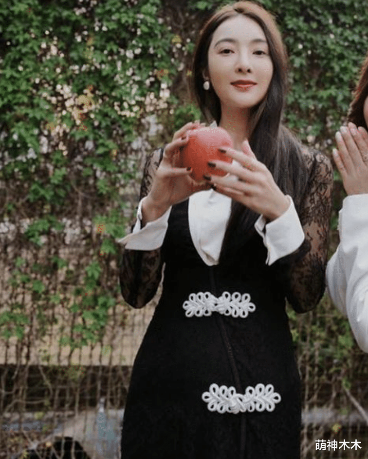 曹格|曹格吴速玲离婚后状态各不同,男方拍视频扮鬼脸,女方晒照秀身材