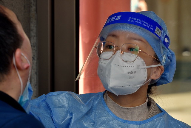 护士|“核酸采样员”抢手:薪酬1000元/天,不仅有年终奖还有免费住宿