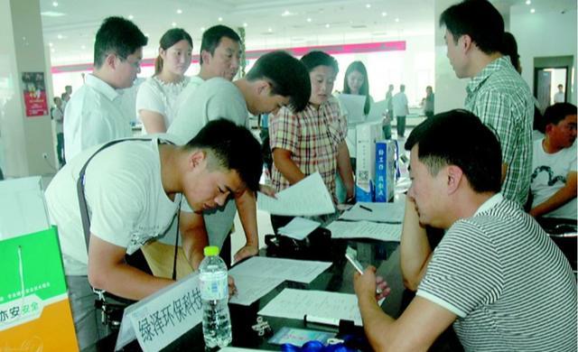 衬衫|家中没人脉的学生，不建议选这4个专业，“坑多”还比较难就业