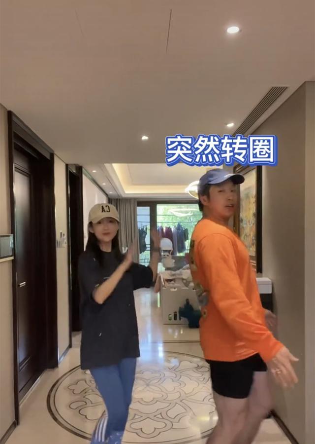 德云社|德云社饼嫂跟刘畊宏跳健身操，好身材引热议，粉丝：饼哥真幸福