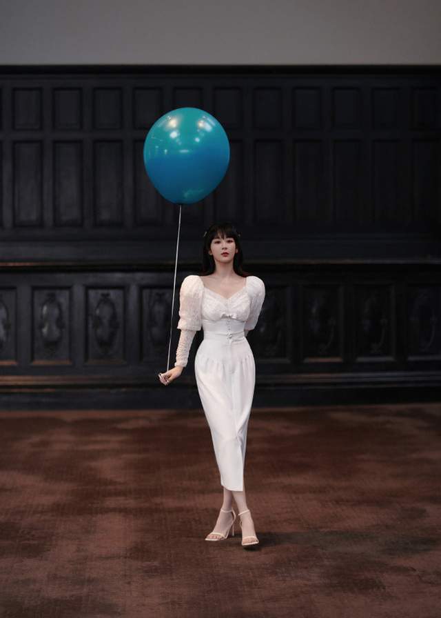 杨紫|杨紫年后首次公开亮相，窈窕身材惹人羡，面带微笑状态佳，很甜美