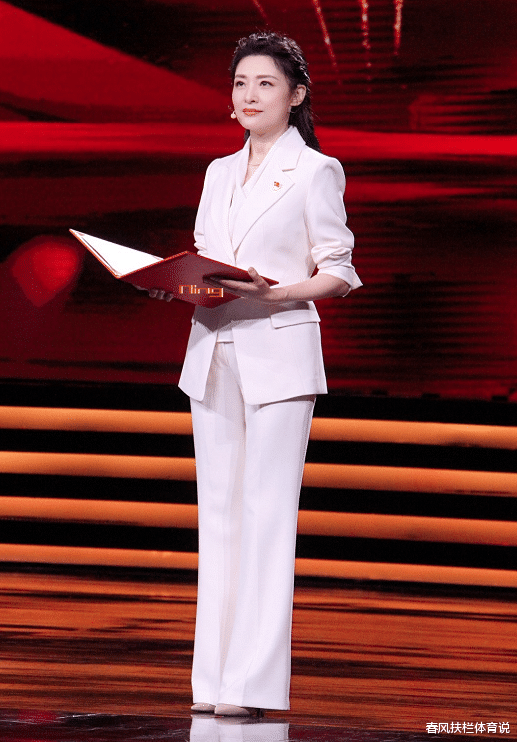 萎缩性胃炎 54岁周涛重回央视C位!白西装配马尾同框张蕾,输了年龄赢了衣品
