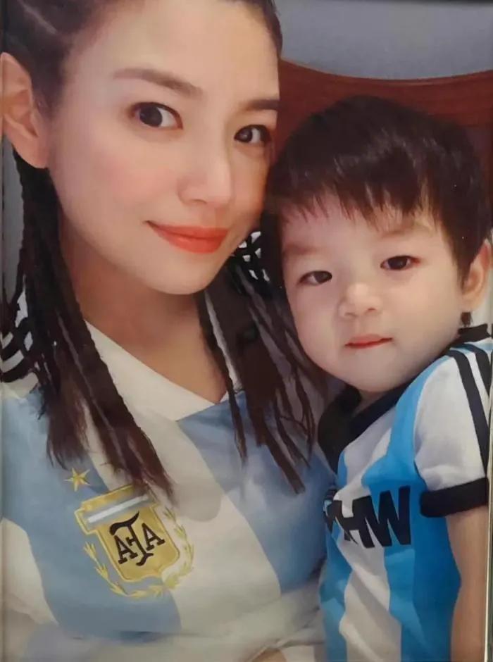陈妍希|陈妍希春节回婆家过年，带儿子去看电影，6岁小星星很像爸爸陈晓