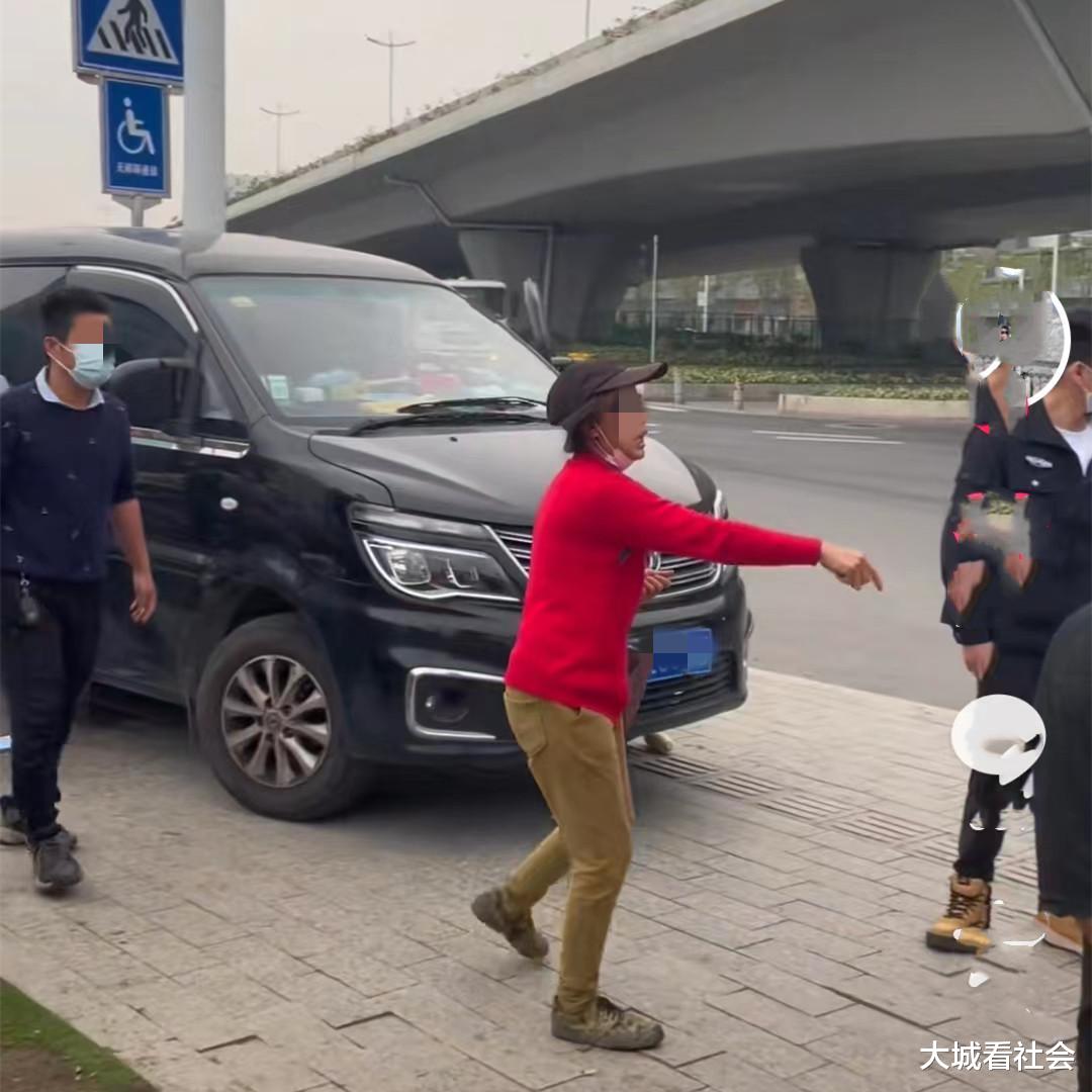 广东一司机看大妈丢钱可怜,好心掏500元给她后,大妈又开口要600