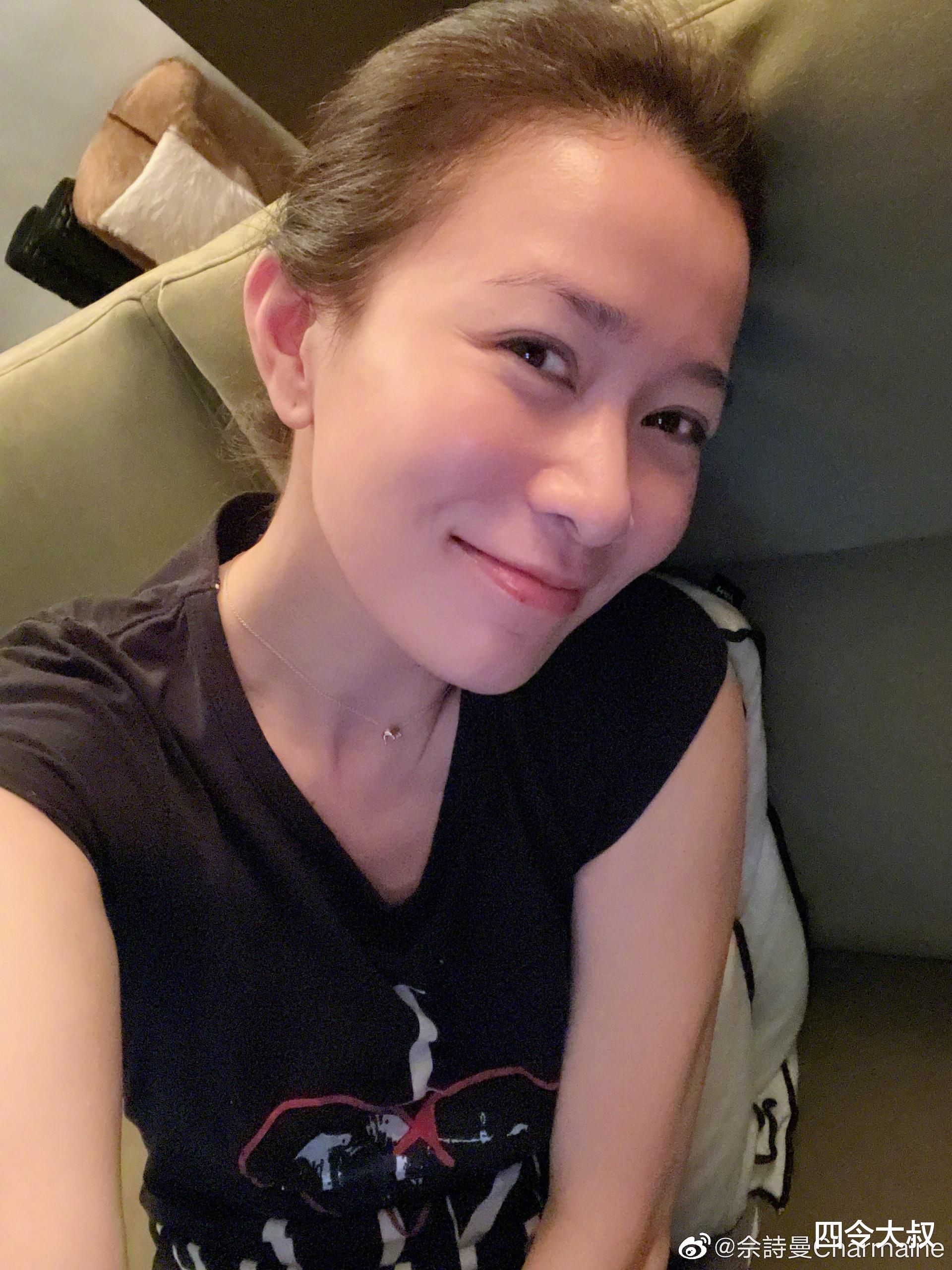 佘诗曼|47岁佘诗曼回港大晒白滑香肩，身材一览无遗，手持4处房产成富婆