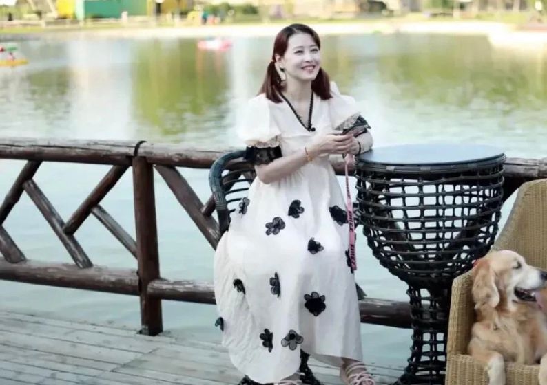 发型 周海媚越活越年轻,穿公主裙还扎双马尾好俏皮,看着哪像55岁的人