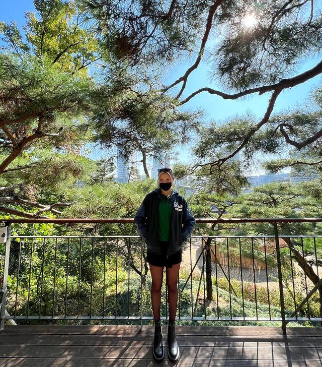 谷爱凌|19岁谷爱凌晒纯欲风近照 挎名牌包摆造型疑似回应恋爱传闻