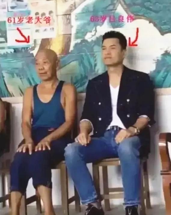 吕良伟|吕良伟夫妇共爬山，妻子坐柱子上秀美照，老夫少妻爱情成就佳话