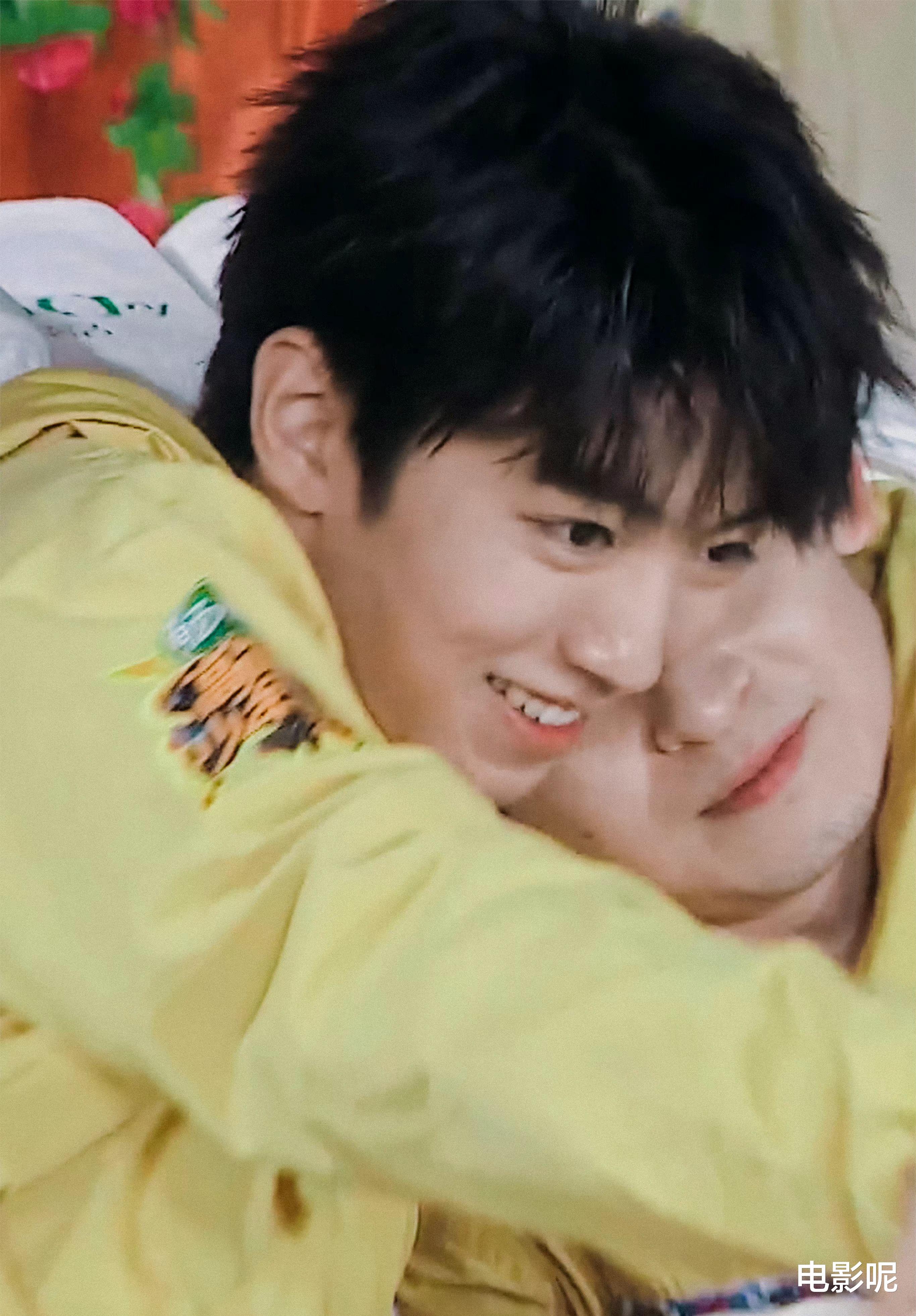 王俊凯|王俊凯爱搞恶作剧，身边助理无一幸免，但助理收获了不一样的福利