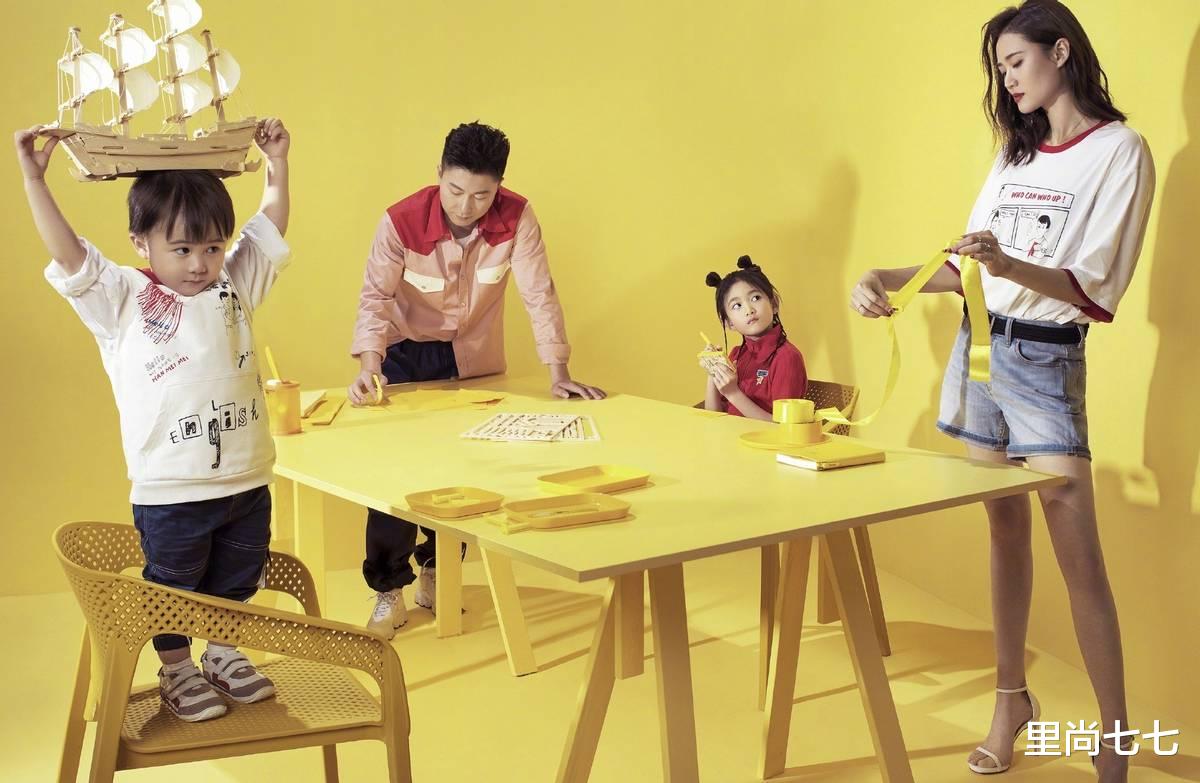 奥莉|李小鹏一家四口逛街,他当奶爸妻子打扮靓丽像模特,奥莉太活泼